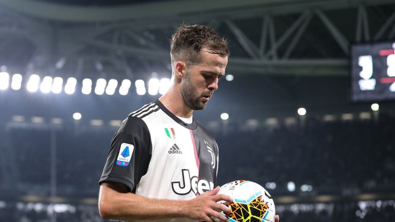 Platz 5 - Miralem Pjanic: Auch der Bosnier schnappt sich gerne den Ball nach Fouls. 16 Mal traf der 29-Jährige in der Serie A für die AS Rom und Juventus Turin per Freistoß.