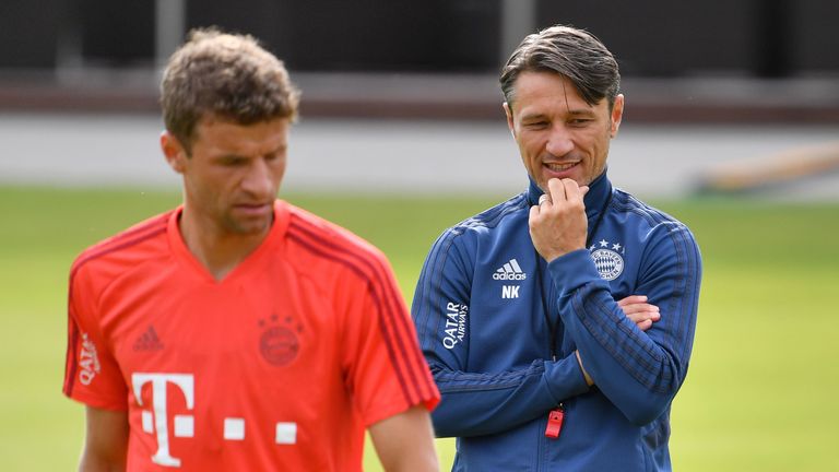 Für Thomas Müller (l.) ist aktuell kein Platz in der ersten Elf von Trainer Niko Kovac (r.).