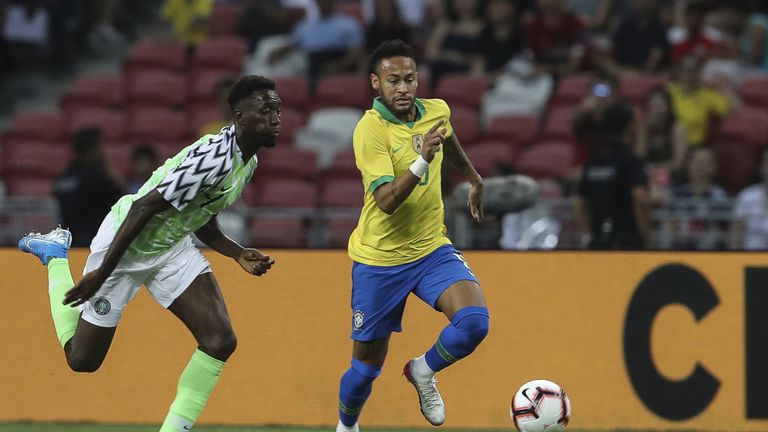 Neymar verletzt sich im Länderspiel gegen Nigeria.