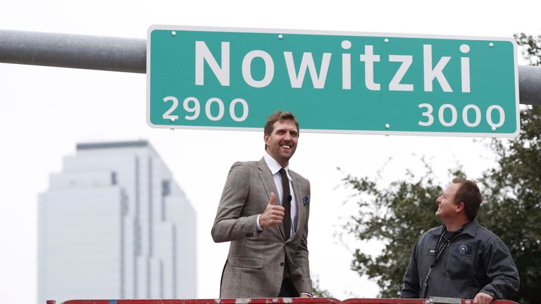 Dirk Nowitzki hat seine &#39;&#39;eigene&#39;&#39; Straße in Dallas bekommen.