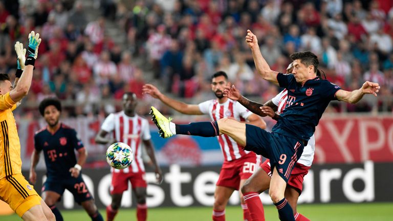 Robert Lewandowski (r.) ist erneut der Matchwinner für den FC Bayern München.
