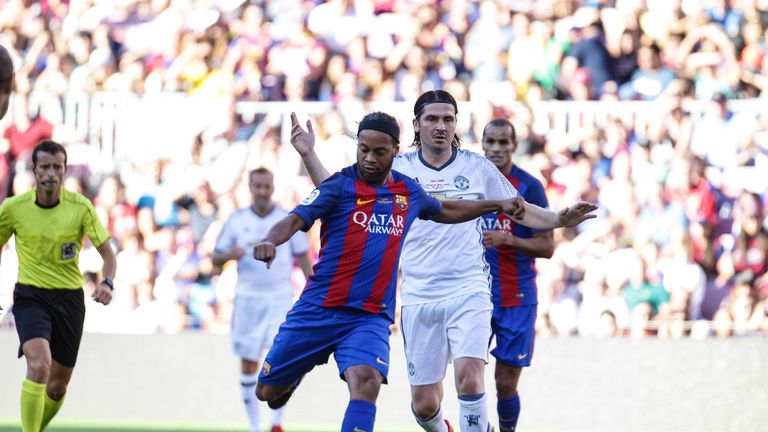 Platz 6 - Ronaldinho: Der brasilianische Weltfußballer schoss die meisten seiner Freistöße für den FC Barcelona in La Liga. Zudem versenkte er zwei Mal direkt für den AC Mailand. Insesamt kommt Ronaldinho auf 13 Treffer in den Top-Ligen.