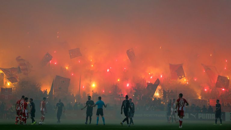 ROTER STERN - PARTIZAN BELGRAD: Die serbische Rivalität wird nicht nur im Fußball ausgetragen. Auch im Basketball sind die Klubs in inniger Feindschaft vereint. Europaweit berüchtigt für die Ausschreitungen und Pyro-Exzesse. Der serbische Zuschauerrekord aus dem ewigen Derby hat bis heute Bestand: In den siebziger Jahren wollten sich 108.000 Fans dieses Spiel nicht entgehen lassen.