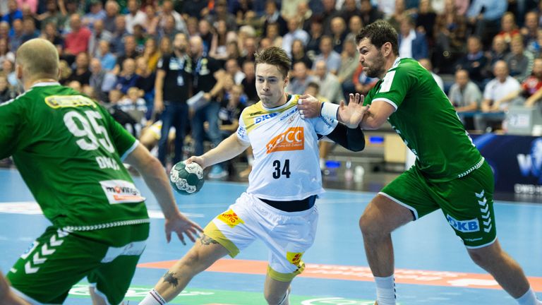 Michael Damgaard (l.) hat seinen Vertrag beim SC Magdeburg verlängert.