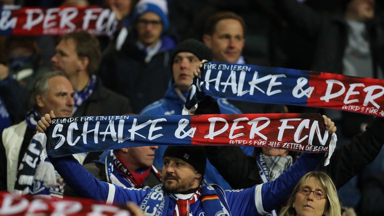 Wenn die beiden Teams gegeneinander spielen, schallt der Song ''Schalke und der FCN'' durch die Kurve. 