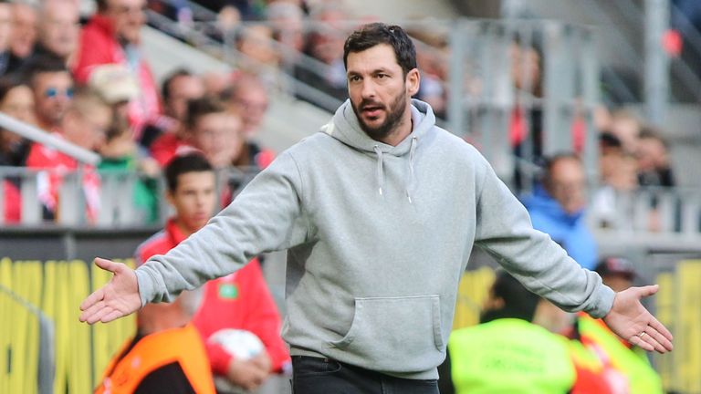 Der Mainzer Trainer Sandro Schwarz wird gegen den SC Paderborn nicht auf der Bank sitzen.