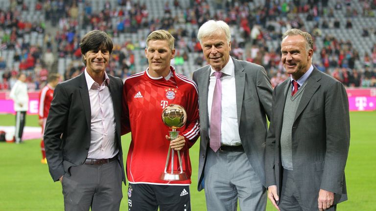 Im Jahr 2013 wird Schweinsteiger zum Fußballer des Jahres in Deutschland ausgezeichnet. Von links: Joachim Löw (Nationaltrainer), Rainer Holzschuh (ehem. Chefredakteur des Kicker-Sportmagazins)Karl-Heinz Rummenigge (Vorstandsvorsitzender FC Bayern Muenchen) 