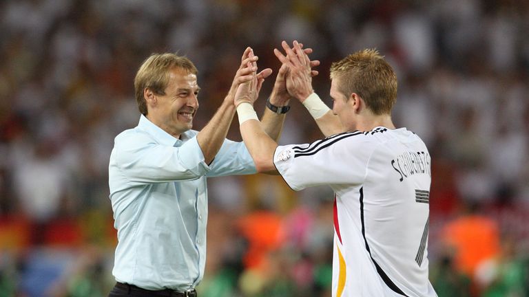 Sommermärchen 2006 – Der 22-Jährige gehört unter Jürgen Klinsmann zur Stamm-Elf. In sieben WM-Spielen steht er sechs Mal von Anfang an auf dem Platz. 