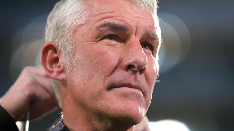 Mirko Slomka wird auch gegen Dynamo Dresden auf der Bank sitzen.