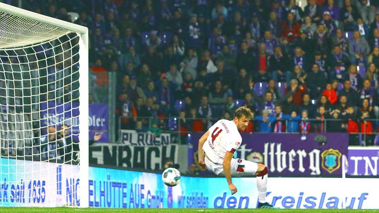 Asger Sörensen konnte den Ball im Spiel gegen Aue nur noch mit der Hand abwehren und kassierte dafür die rote Karte. Nun wurde er für ein Spiel gesperrt.