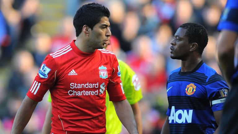 2011: Luiz Suarez beleidigt Patrice Evra.