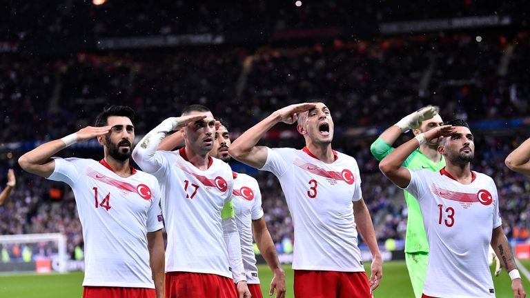 Türkische Spieler jubelten erneut mit dem Militärgruß.