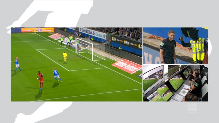 Im linken Bild - im oberen Ausschnitt - ist zu erkennen, dass Michael Eberwein den Ball knapp vor der Auslinie mit dem Fuß stoppt. 