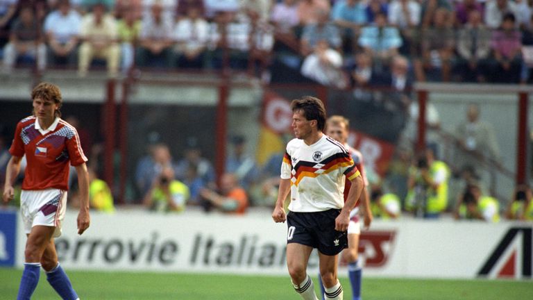 Und damit nicht genug: Auch im Viertelfinale spielte der künftige Weltmeister im San Siro. Torschütze beim 1:0-Erfolg über die Tschechoslowakai war Lothar Matthäus (r.).