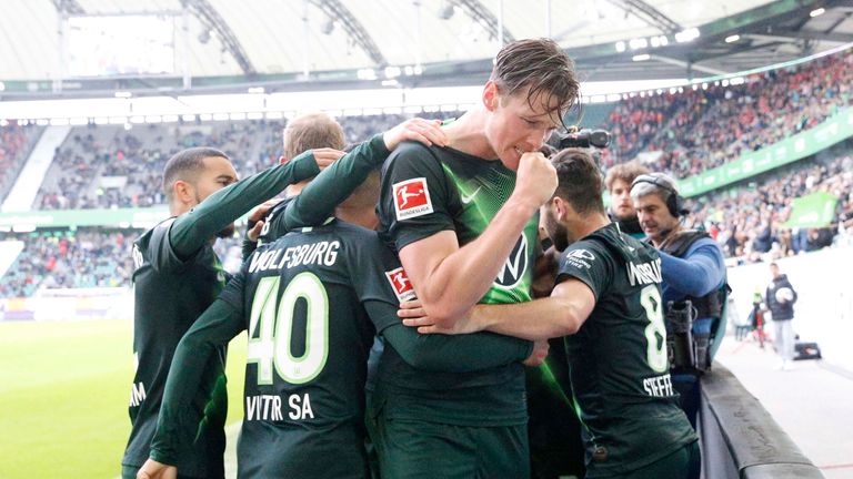 Die Wolfsburger feiern Torschützen Wout Weghorst