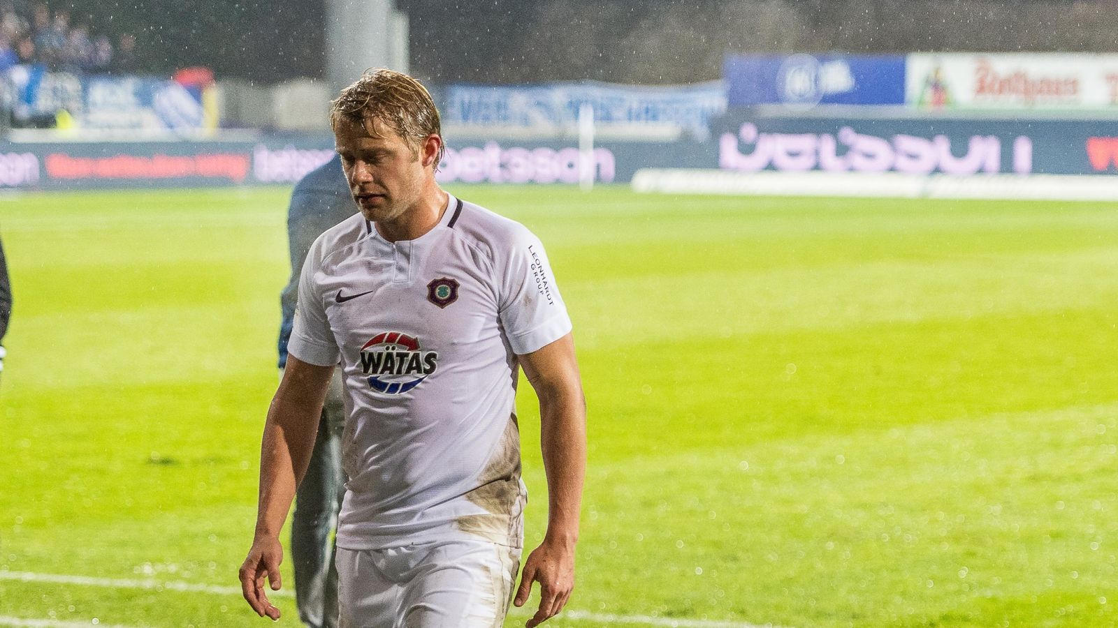 Nach Rot DFB bestraft Aues Jan Hochscheidt wegen rohen Spiels