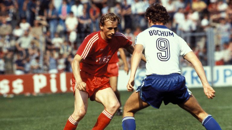 Platz 8: Bernd Dürnberger - 503 Einsätze. Spielte in seiner Profi-Karriere nur für den FC Bayern (1972-1985) und erzielte als hauptberuflicher defensiver Mittelfeldspieler 49 Tore für den deutschen Rekordmeister.