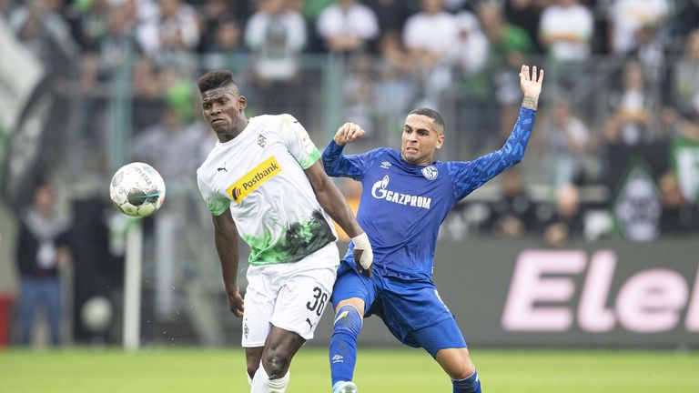 Gladbachs Breel Embolo (l.) im Zweikampf mit Schalkes Omar Mascarell.