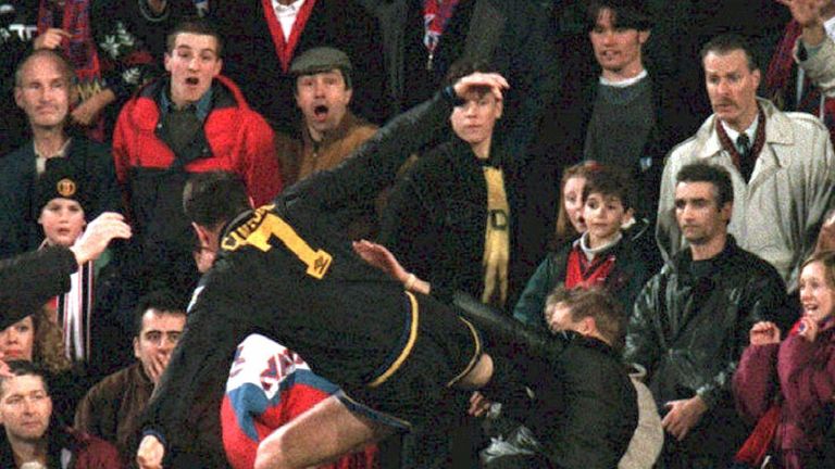 1995 bespuckte ein Crystal-Palace-Fan Cantona und beleidigte ihn. Der Star-Angreifer ließ sich das nicht gefallen und streckte den Zuschauer per Kung-Fu-Tritt nieder. Cantona kassierte dafür eine achtmonatige Sperre.