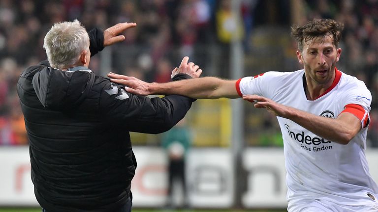 In der Nachspielzeit zwischen Freiburg und Frankfurt kam es nach einem Check von Abraham gegen SC-Coach Streich zu turbulenten Szenen. 