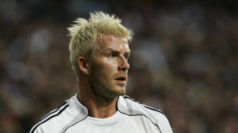 David Beckham und seine Frisuren...über 20 Jahre lang präsentierte sich ''Becks'' jede Saison in einem neuen Look. Dabei hatte er selbstverständlich eine Vorliebe für blond.  