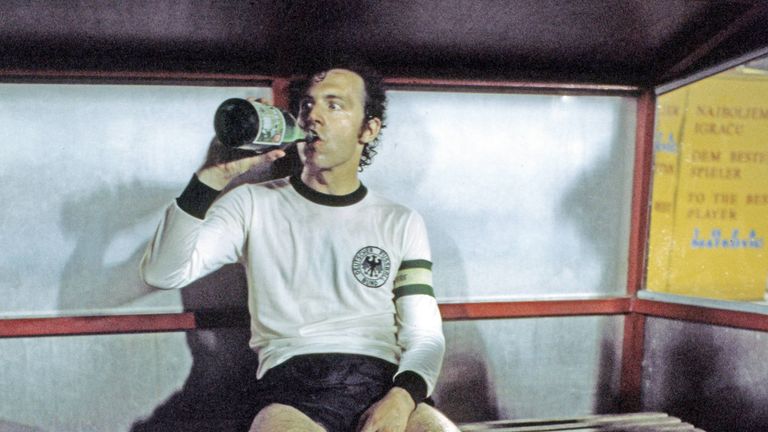 Vier Jahre später: Das Design der Trikots veränderte sich ebenso wenig wie die Spielfreude der Deutschen. Bitter: Im Finale verlor das Team um Kapitän Franz Beckenbauer gegen die Tschechoslowakai.
