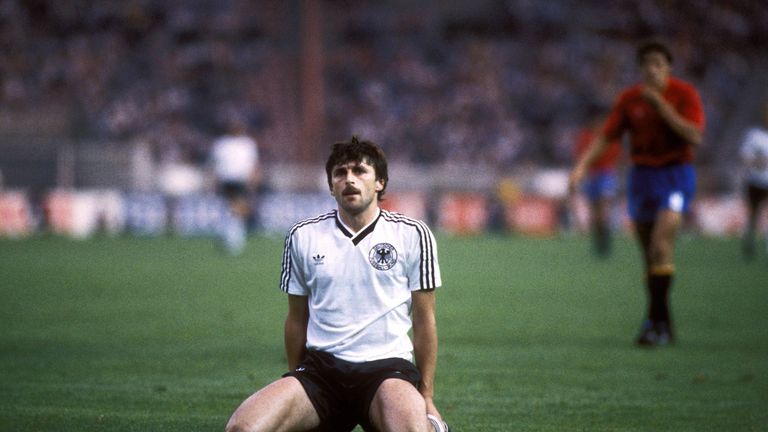 EM 1984 in Frankreich: Erstmals finden die berühmt berüchtigten "Drei Streifen" ihren Platz auf dem DFB-Trikot. Ausrüster Adidas dürfte jedoch enttäuscht von dem sportlichen Ergebnis gewesen sein: Deutschland schied bereits in der Vorrunde aus. 