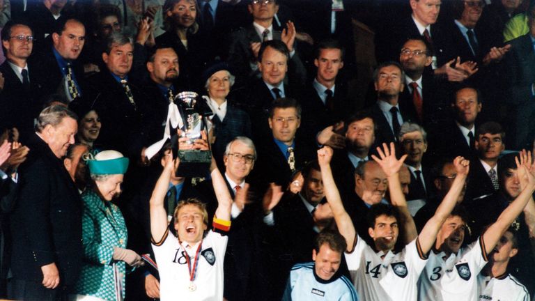 Die Flagge wurde kleiner, der Erfolg größer: 1996 schoss Oliver Bierhoff das DFB-Team in England zum EM-Titel. 