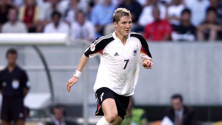 Auch 2004 wurde es nicht besser. Bastian Schweinsteiger spielte zwar sein erstes großes Turnier, doch auch in Portugal kam das DFB-Team nicht in die K.O.-Runde. Der Polo-Kragen war Vergangenheit.