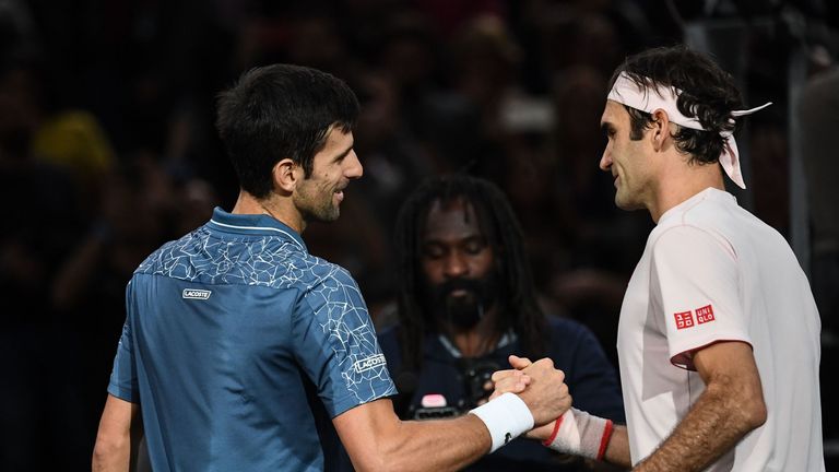 Novak Djokovic (l.) und Roger Federer kämpfen bei den ATP-Finals um das Halbfinale.