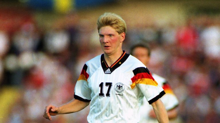 1992 ging es für das DFB-Team sogar bis ins Finale. In Schweden mussten sich Effenberg und Co. dann jedoch Dänemark geschlagen geben. Die Farben Deutschland wanderten auf die Ärmel des Trikots.