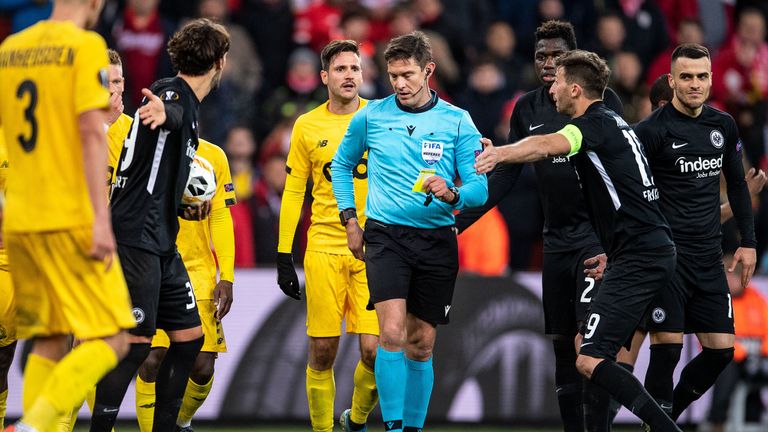 Schiedsrichter Matej Jug zeigt unter Protest der Frankfurter dem falschen Spieler die Gelbe Karte.