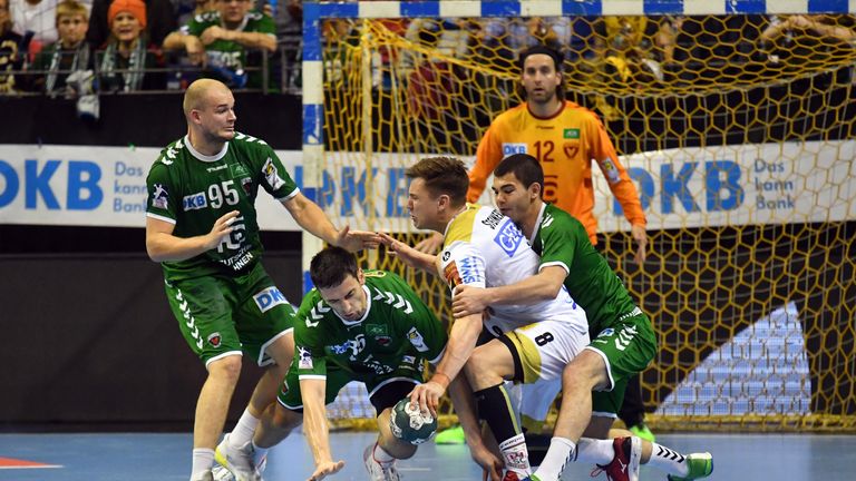 Wie hier im Pokal-Duell, wird sicherlich auch am Donnerstag im Spiel zwischen den Füchsen und Magdeburg um jeden Zentimeter gekämpft.