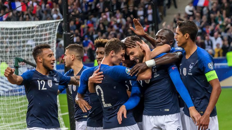 Weltmeister Frankreich ist ebenfalls vorzeitig für die Europameisterschaft qualifiziert. Die Franzosen kämpfen jedoch noch um den Gruppensieg.