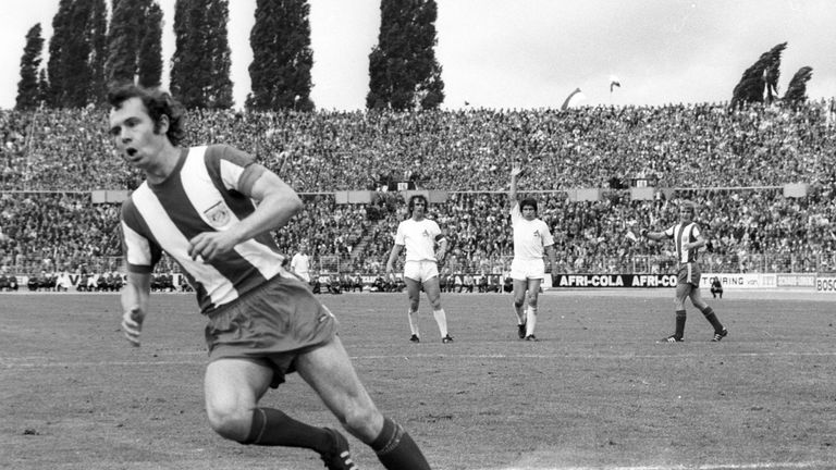 Platz 6: Franz Beckenbauer - 535 Einsätze. Der 'Kaiser' verpasst die Top 5 knapp - trotz 13 Profi-Jahren beim FCB. In diesen war er äußerst erfolgreich; gewann unter anderem vier Meistertitel und dreimal den Europapokal der Landesmeister.