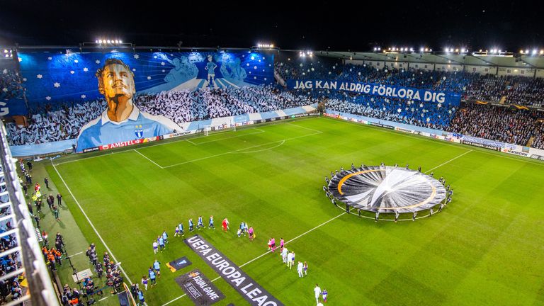 Die Fans von Malmö FF verabschieden Markus Rosenberg beim Europa-League-Spiel gegen Dynamo Kiev mit einem großen Banner.