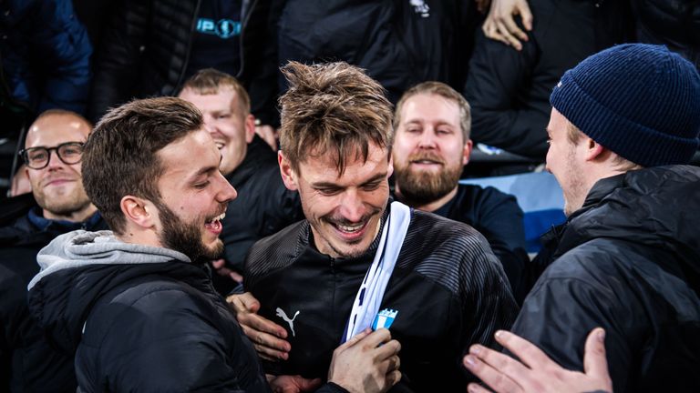 Die Fans feiern den Last-Minute-Treffer von Markus Rosenberg gegen Dynamo Kiew.