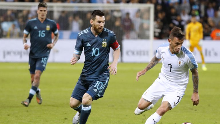Messi entscheidet das Freundschaftsspiel zwischen Uruguay und Argentinien zu Gunsten seines Nationalteams.