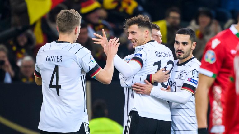 Die deutschen Nationalspieler um Torschütze Leon Goretzka bejubeln den Sieg gegen Weißrussland.