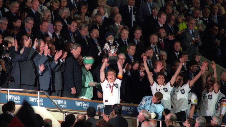 Seinen zweiten großen Triumph mit der Nationalmannschaft feiert er 1996 bei der EM in England. Nach dem Finale nimmt er als Kapitän den Pokal von Queen Elizabeth entgegen.