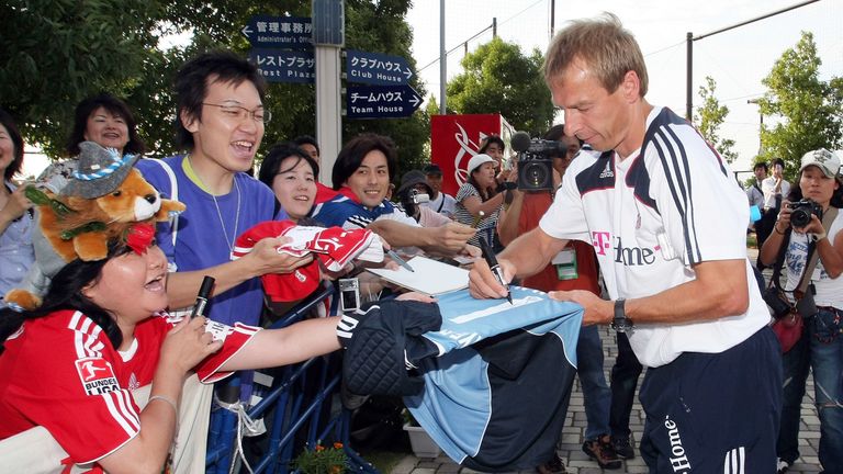 Am 1. Juli 2008 kehrt Klinsmann überraschend als Trainer des FC Bayern auf die große Bühne zurück. Er wird Nachfolger von Ottmar Hitzfeld, der nach der Trennung von Felix Magath eingesprungen war.