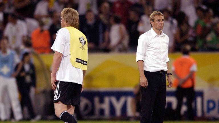 Bei der Heim-WM 2006 sorgt Klinsmann mit der Entscheidung, Oliver Kahn auf die Bank zu setzen, für große Aufregung. Kahn füllt seine Reservistenrolle aber vorbildlich aus.