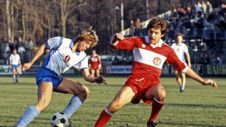 Im Alter von 16 Jahren unterschreibt Klinsmann 1981 einen Vertrag bei den Stuttgarter Kickers. Zwei Jahre später wird er Profi. 1984 folgt der Wechsel zum großen Nachbarn.