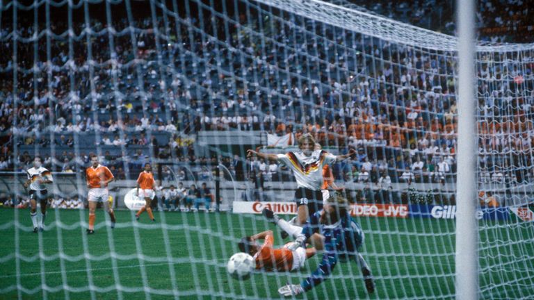 In seiner Wahlheimat gelingt Klinsmann der größte Triumph seiner Spielerlaufbahn: der Sieg bei der WM 1990. Klinsmann große Stunde schlägt im packenden Achtelfinale gegen die Niederlande. Beim 2:1 erzielt er den ersten deutschen Treffer.