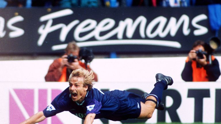 1994 wechselt Klinsmann zu Tottenham Hotspur. In England hat er schnell den Ruf als Schauspieler weg. Er reagiert mit Selbstironie und feiert einen Treffer mit dem „Diver“. Das bringt ihm viel Sympathie ein, er wird sogar Englands Fußballer des Jahres und „Welttorjäger“. 41 Spiele und 20 Tore lautet seine Bilanz für die Spurs.