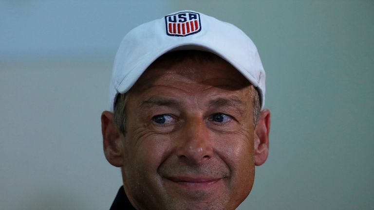 2016 führt Klinsmann, mittlerweile auch Technischer Direktor, die USA bei der Copa America auf Platz drei. Fünf Monate später verliert seine Mannschaft in der WM-Qualifikation 0:4 in Costa Rica. Es ist Klinsmann bisher letztes Spiel als Trainer.