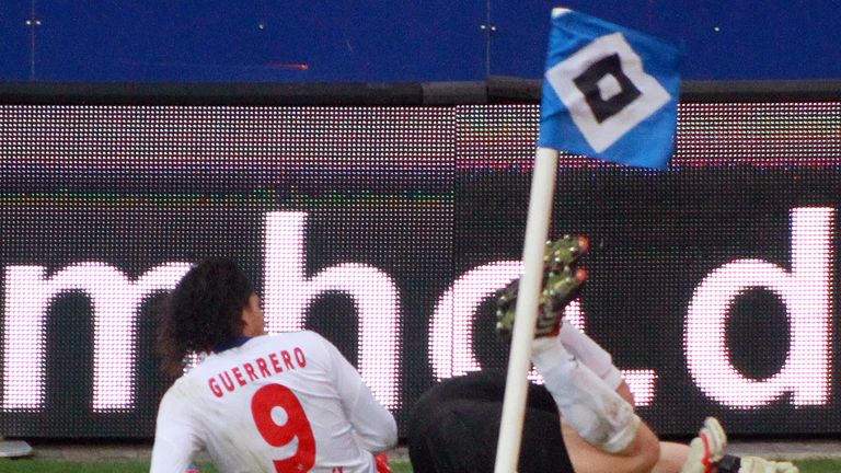 Frustfoul deluxe: Paolo Guerrero senst 2012 Stuttgarts Sven Ulreich an der Eckfahne um. Im vollen Lauf, von hinten, mit offener Sohle. Der Peruaner kassiert dafür Rot und eine Bedenkzeit von acht Wochen.