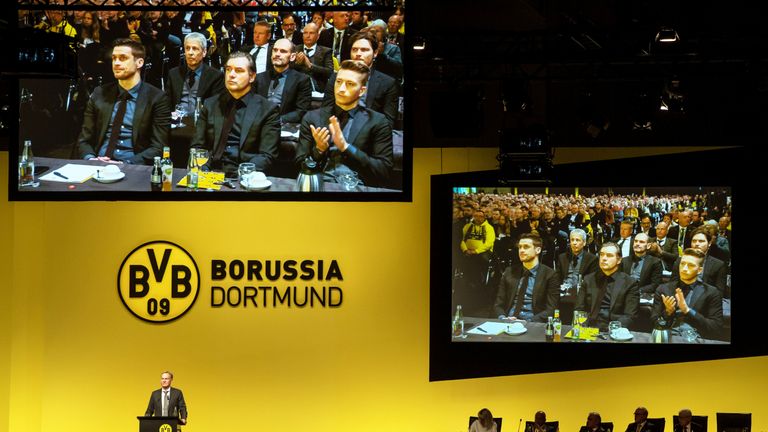 Hans-Joachim Watzke spricht zu dem Mitgliedern von Borussia Dortmund.