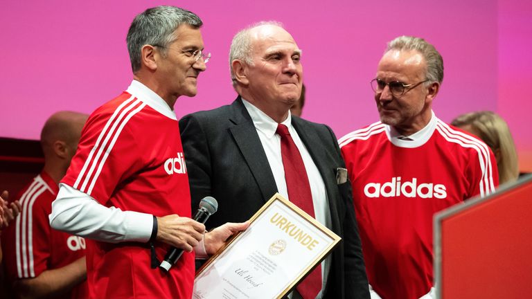 Neu-Bayern-Präsident Herbert Hainer (l.) und Karl-Heinz Rummenigge verabschieden Uli Hoeneß.