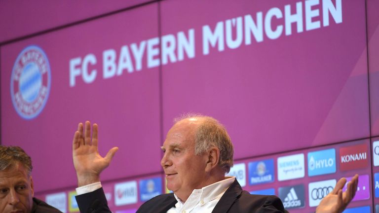 Uli Hoeneß legt beim FC Bayern seine Ämter nieder.